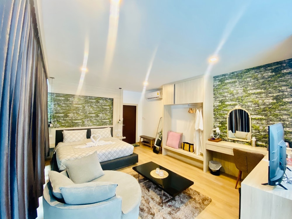 Deluxe Suite, Lanai, Hill View