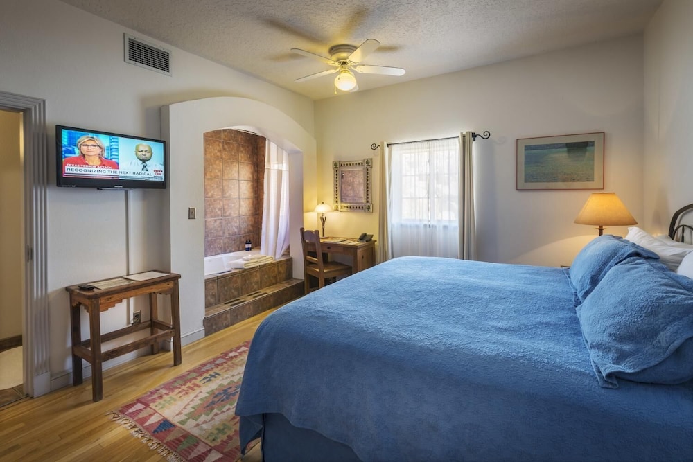 Deluxe Room, 1 King Bed