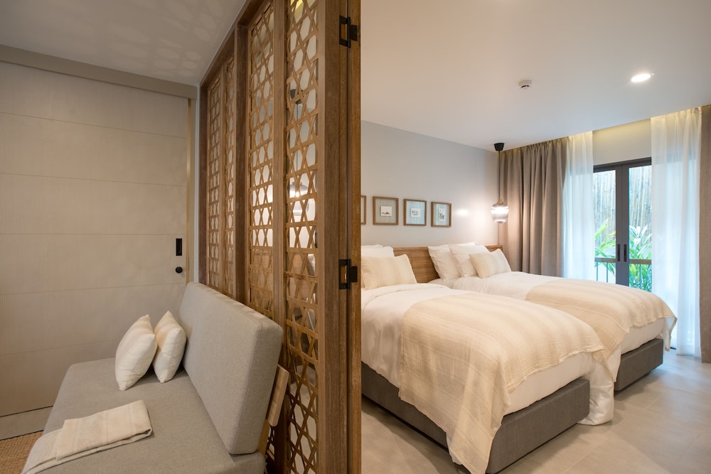 EXECUTIVE SUITE - Photo 1