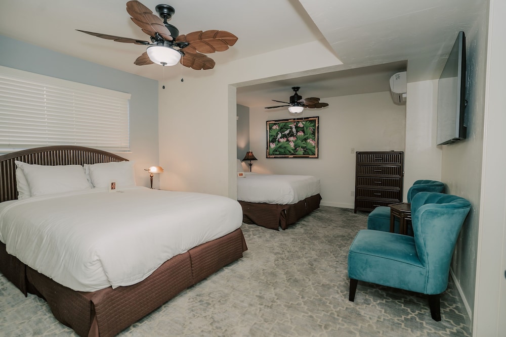 Deluxe Room, 2 Queen Beds, Partial Ocean View