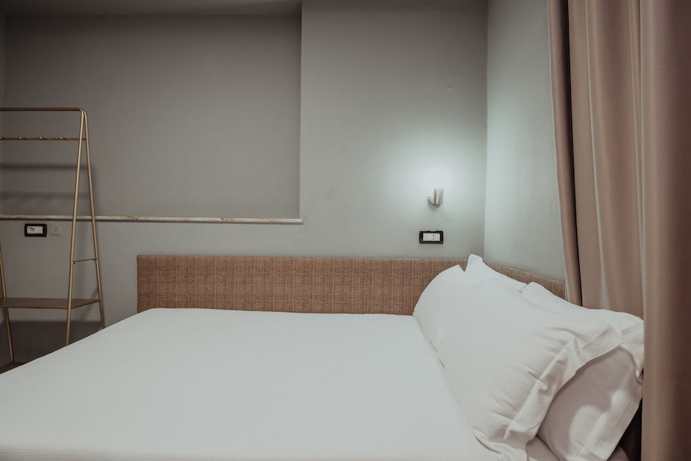 Basic Double Room thumbnail 5