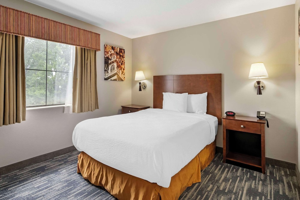 Suite, 1 Queen Bed, Accessible, Non Smoking - Photo 1