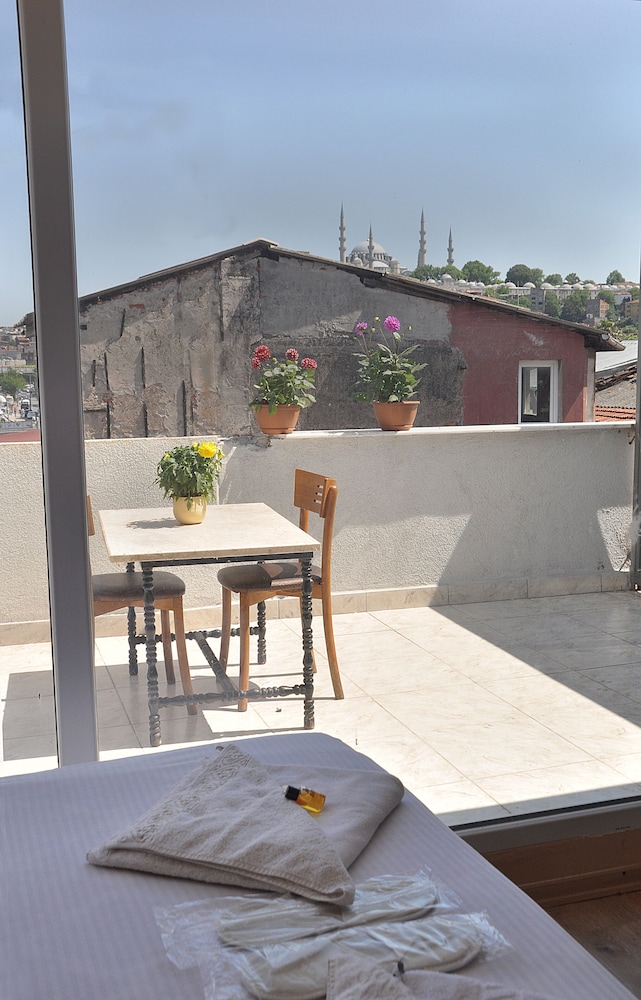 Deluxe Quadruple Room, Balcony, Partial Sea View photo 2