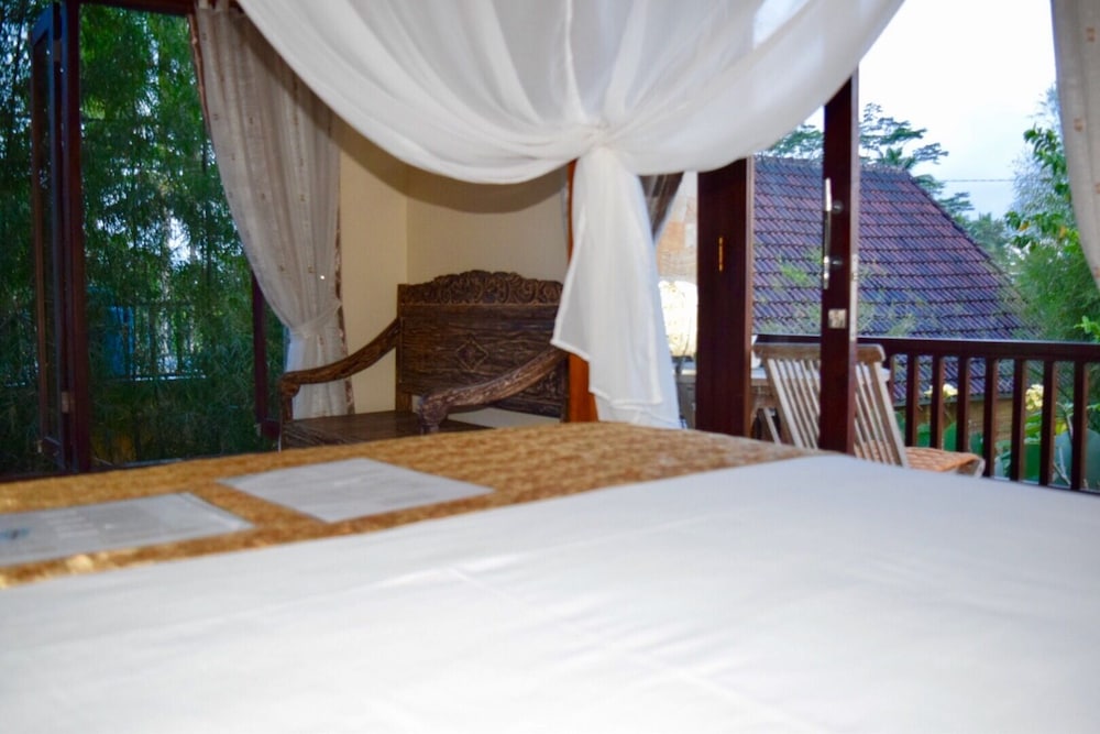 Deluxe Room, 1 King Bed, Pool View photo 3