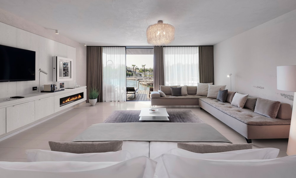 Luxury Studio Suite, 1 Bedroom, Non Smoking, Pool View