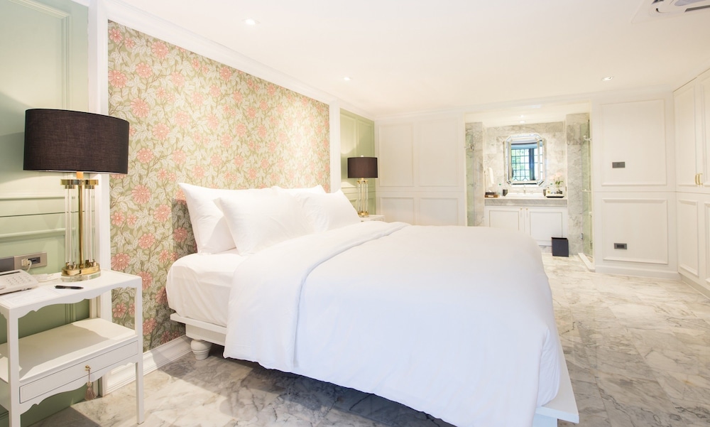 Deluxe Suite, 1 King Bed, Garden View photo 3