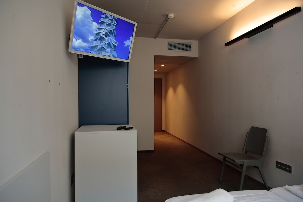 Standard Double Room - Photo 8