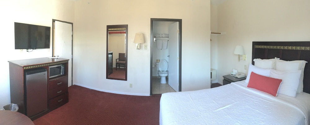Standard Room, 1 Queen Bed - Photo 7