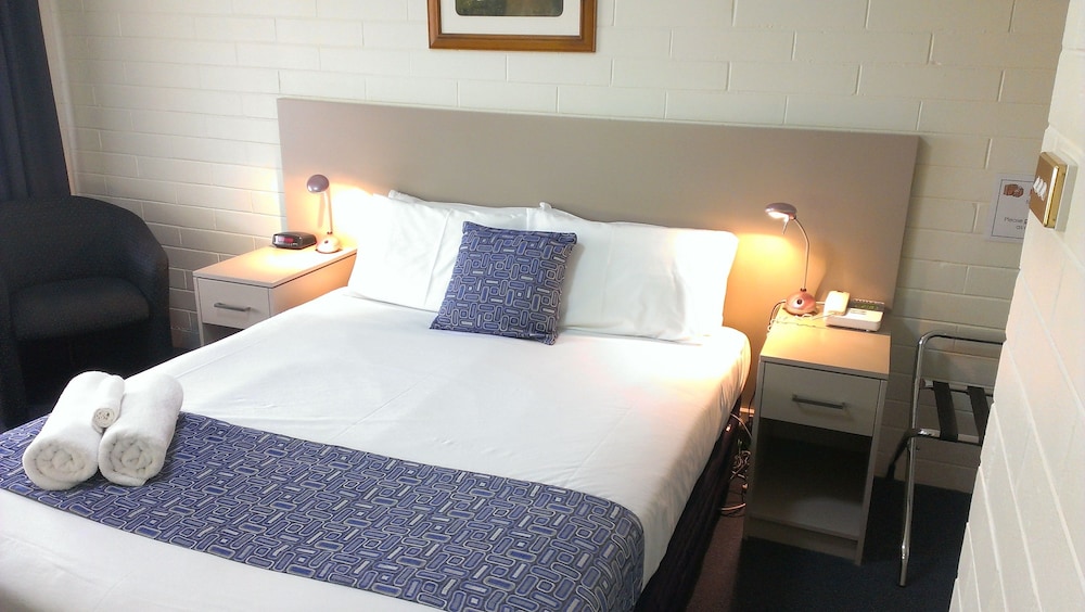 Queen Room photo 2