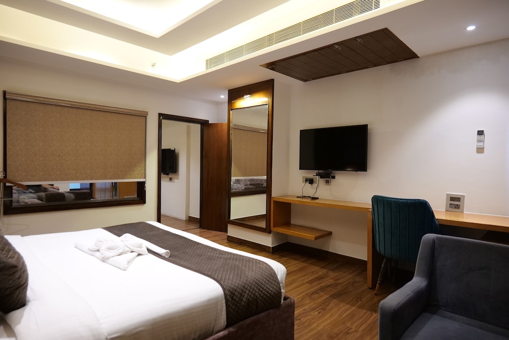 Classic Suite, 1 Bedroom, Balcony, Pool View
