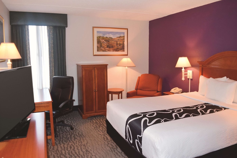 Room, 1 Queen Bed, Accessible, Bathtub - Photo 2