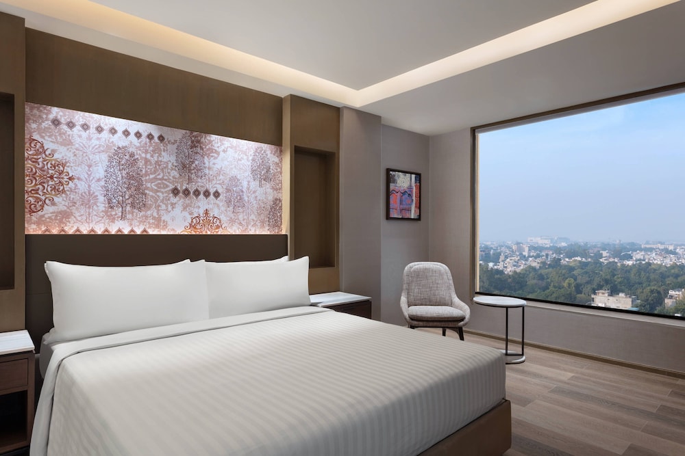 Suite, 1 King Bed - Photo 1