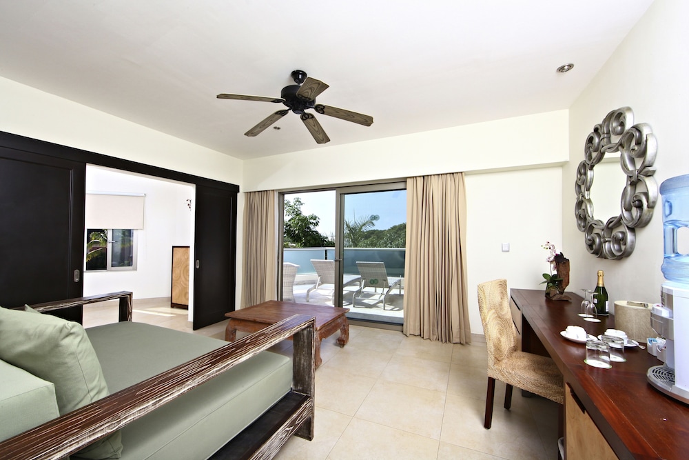 Penthouse Select  Club, 1 king bed with Sofabed and Jetted Tub - Photo 9