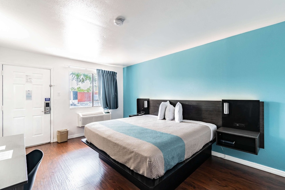 Deluxe Room, 1 King Bed, Non Smoking - Photo 1