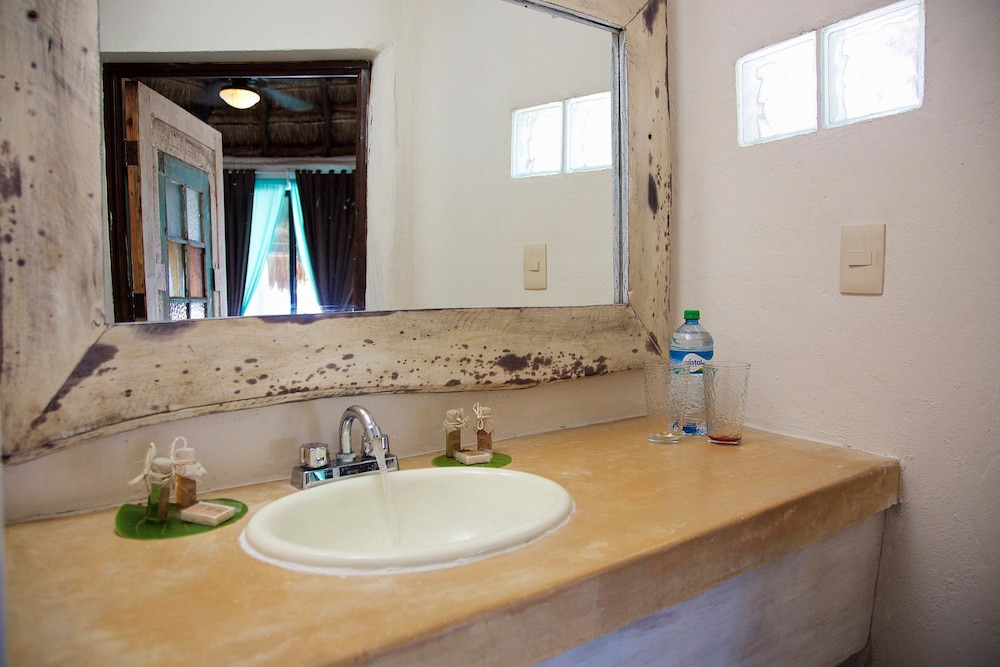 Royal Room, 1 King Bed, Oceanfront - Photo 24