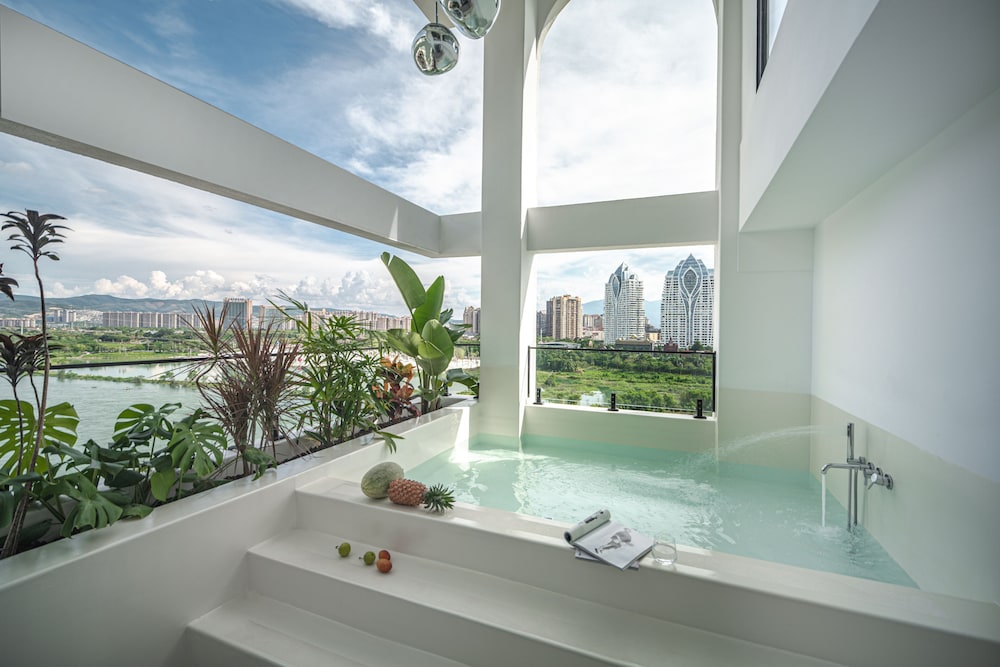 Luxury Suite, 3 Bedrooms, Poolside