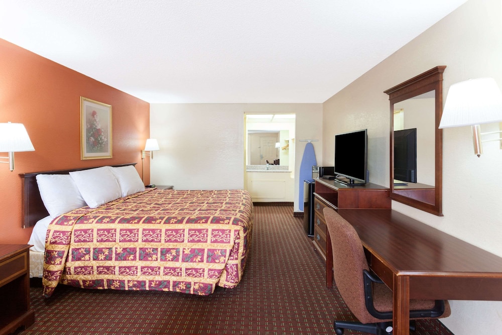 Room, 1 King Bed, Non Smoking - Photo 6