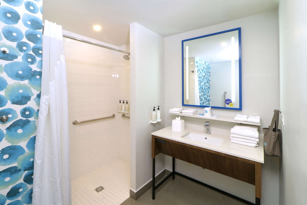 Room, 1 Queen Bed, Accessible - Photo 7