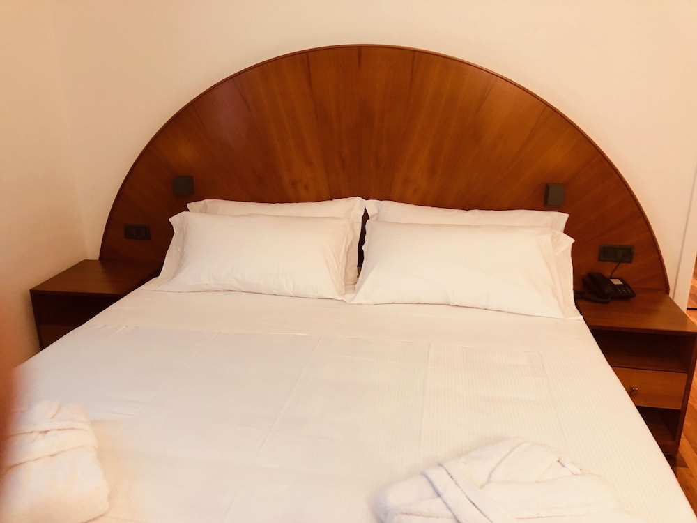 Standard Double or Twin Room - Photo 2