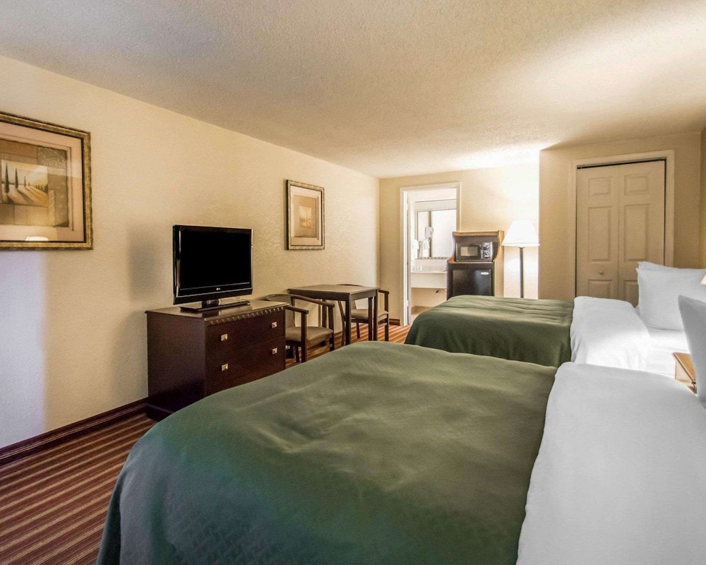 Standard Room, 2 Queen Beds, Non Smoking - Photo 4