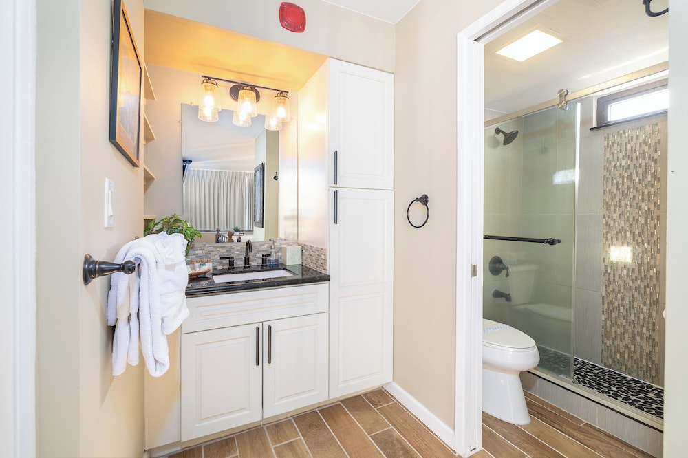 High Floor Ocean View Condo (King Bed and Parking): Condo, 1 Bedroom, Ocean View (0106) photo