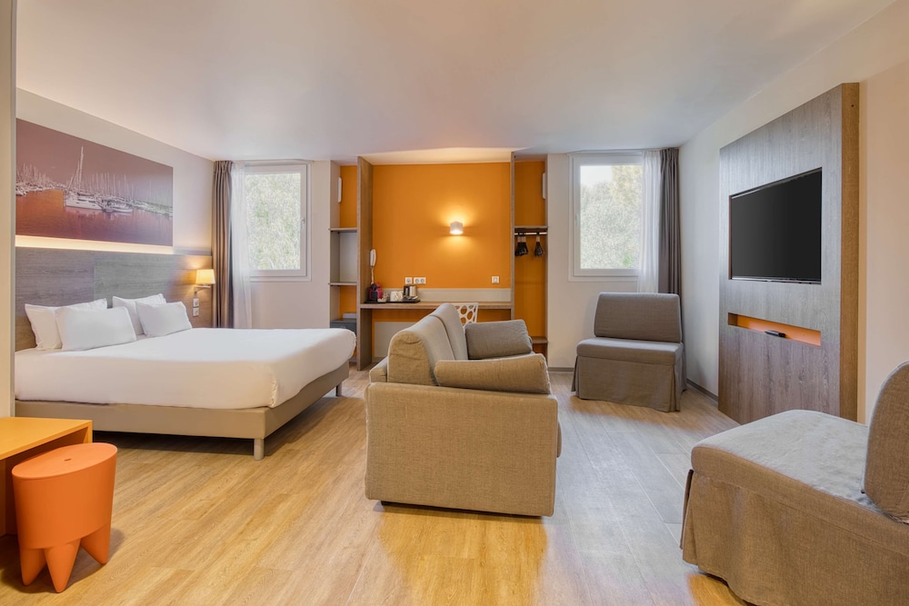 Junior Suite, 1 King Bed, Non Smoking, Pool View (with Single Sofabed;with Sofabed)