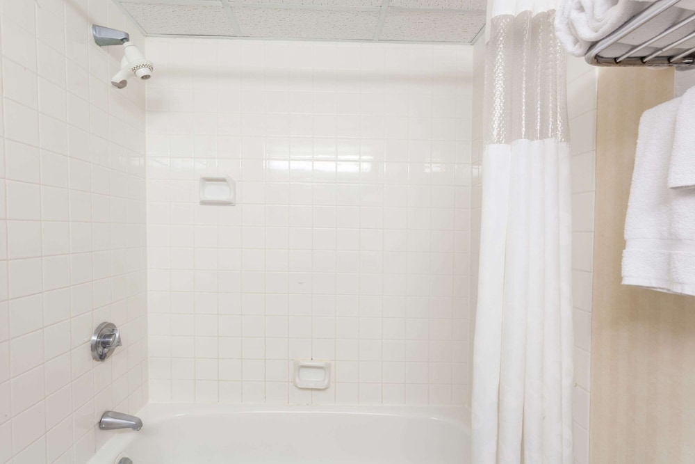 Room, 2 Queen Beds, Non Smoking, Balcony (Interior Courtyard, Pet-friendly) photo 3