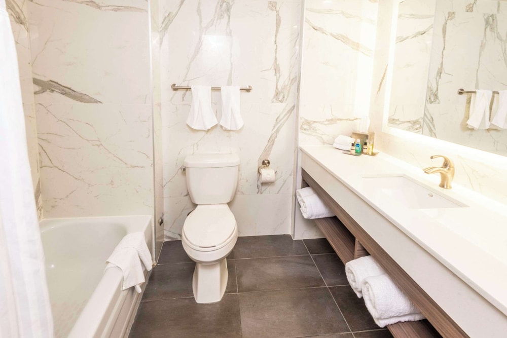 Suite, 2 Queen Beds, Non Smoking (Upgrade) - Photo 11