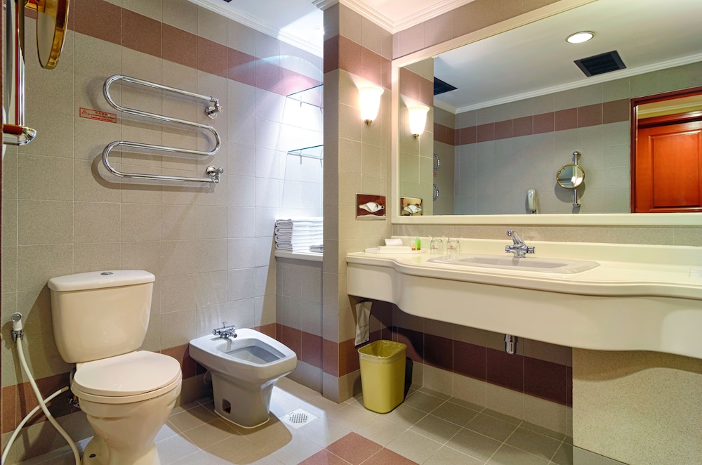 Suite with Steam Room (Triple) - Photo 3
