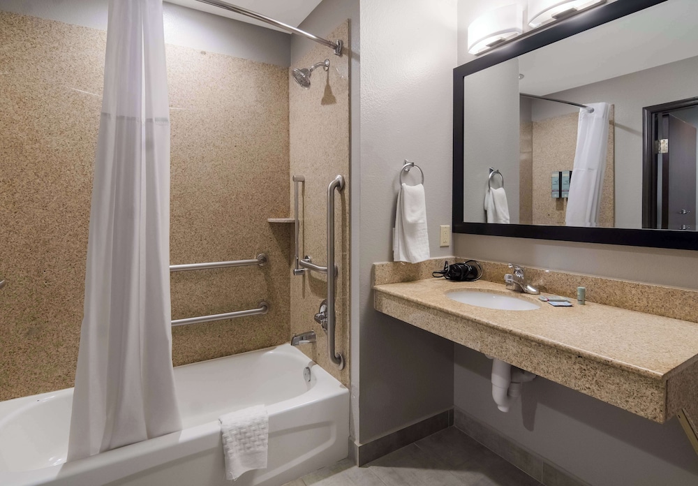 Suite, 1 King Bed, Accessible, Refrigerator & Microwave - Photo 4