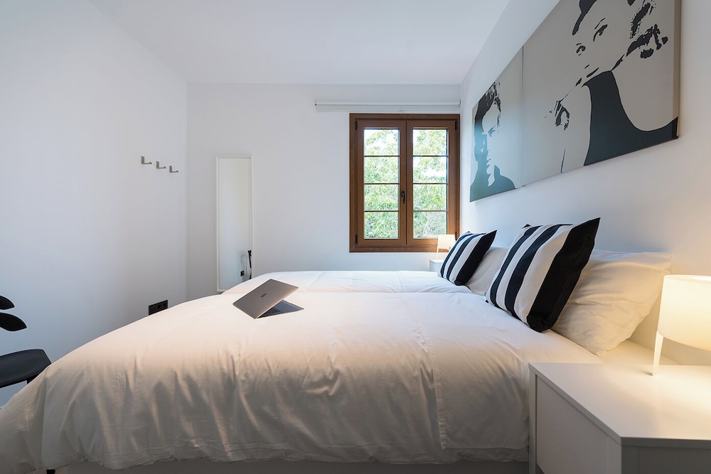 City Apartment, 2 Twin Beds, Private Bathroom, Park View photo 3