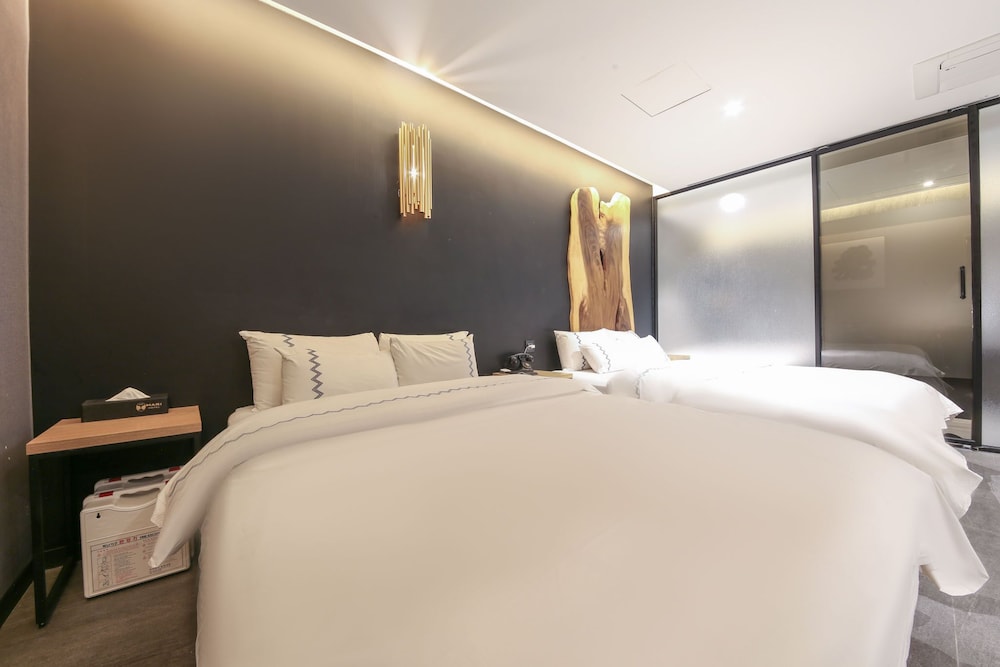 Luxury Premium Twin Room - Photo 7