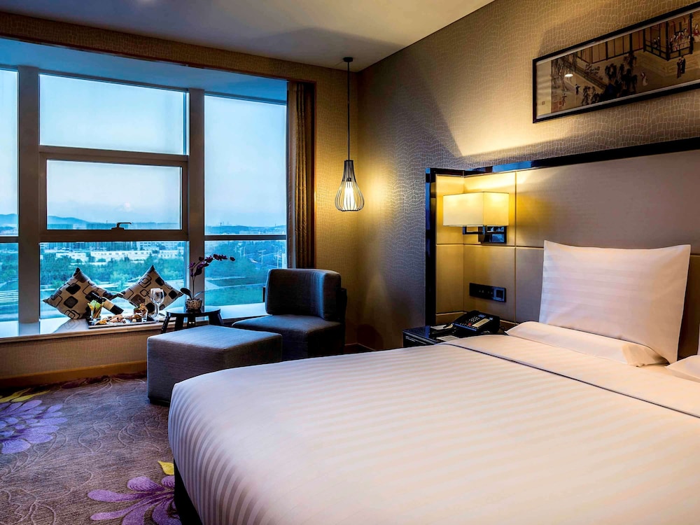 Deluxe Suite, 1 King Bed, Club Lounge Access