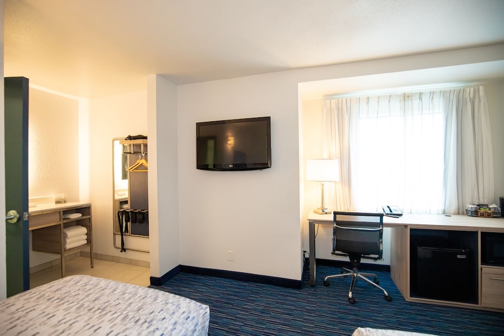 Premium Room One Queen and One Twin Bed photo 3