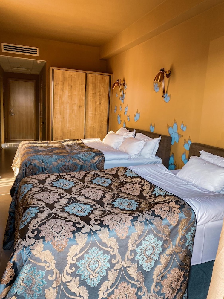 Luxury Triple Room, Multiple Beds, Terrace, City View photo 3