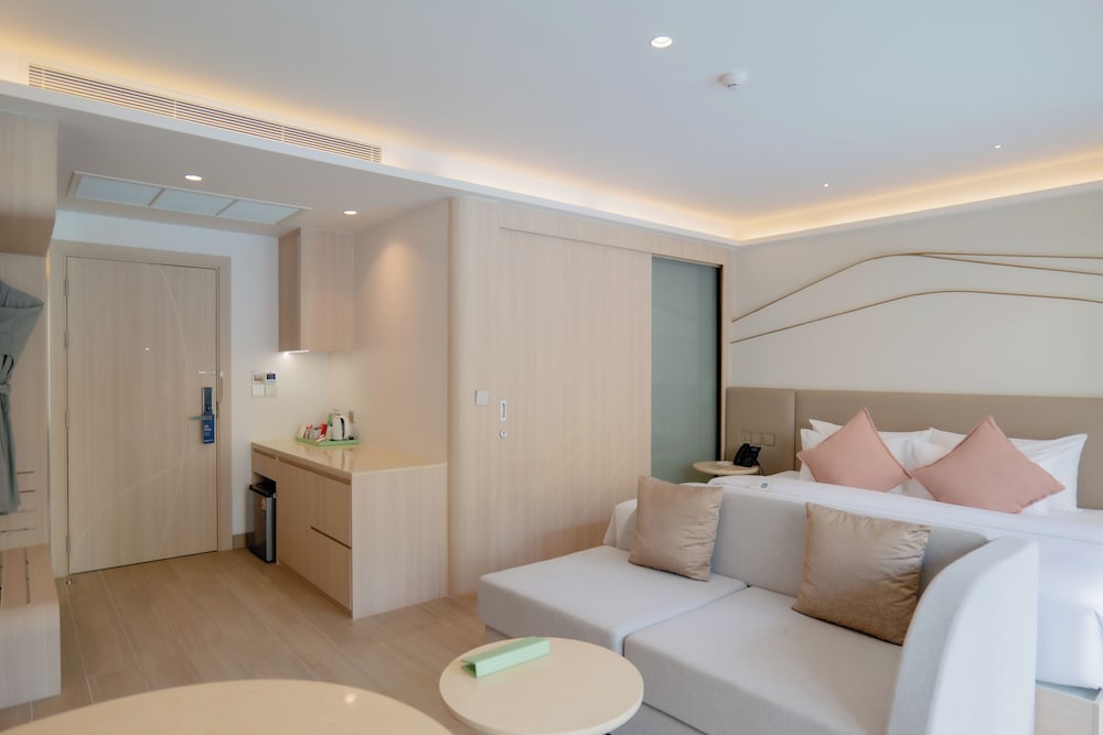 Grand Room, 1 King Bed, Pool Access (Deluxe) - Photo 2
