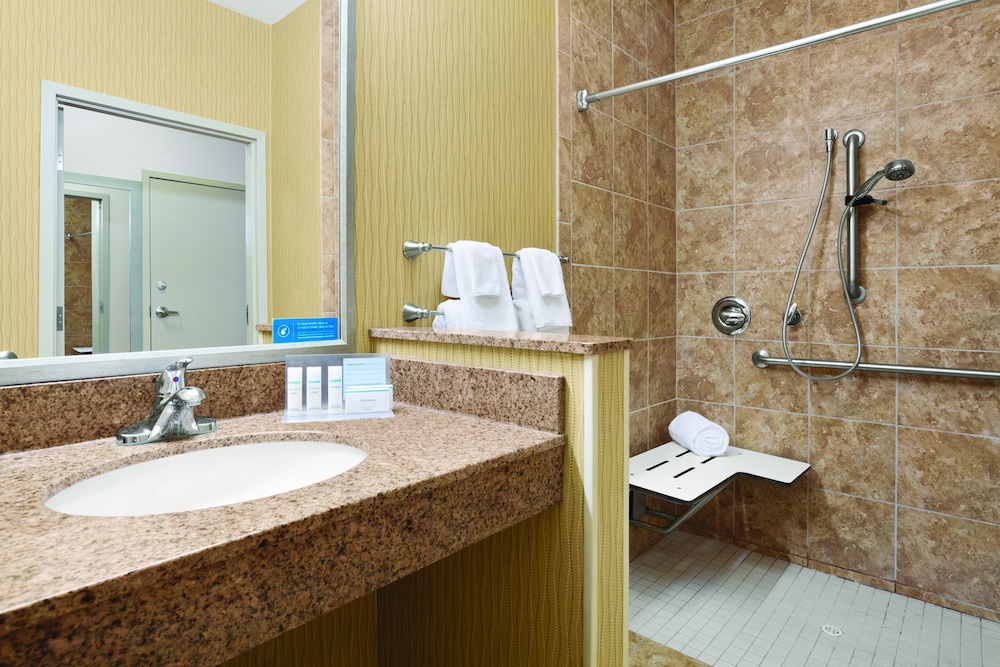 Room, 1 King Bed, Accessible, Non Smoking (Roll-in Shower) - Photo 5