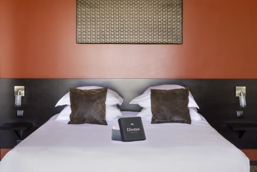 Premium Room, 1 King Bed, Kitchenette photo 3