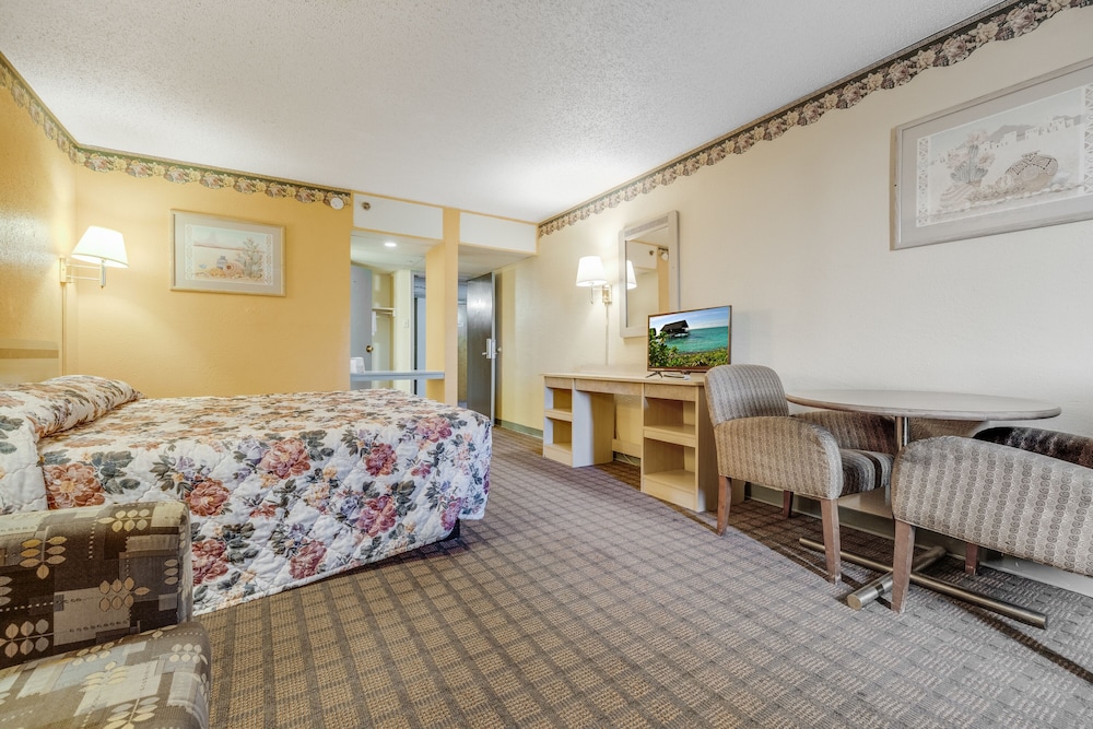 Room, 1 King Bed, Non Smoking photo 3