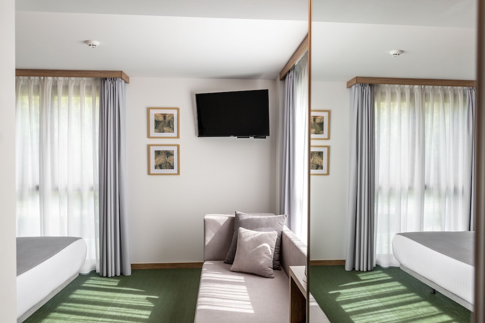 Design Double Room, 1 Queen Bed, Mountain View, Garden Area - Photo 4