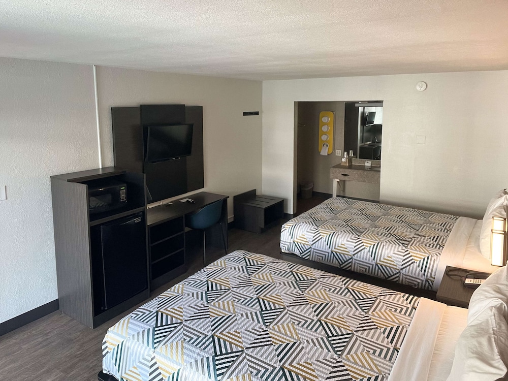 Standard Room, 2 Double Beds, Non Smoking, Refrigerator & Microwave - Photo 7