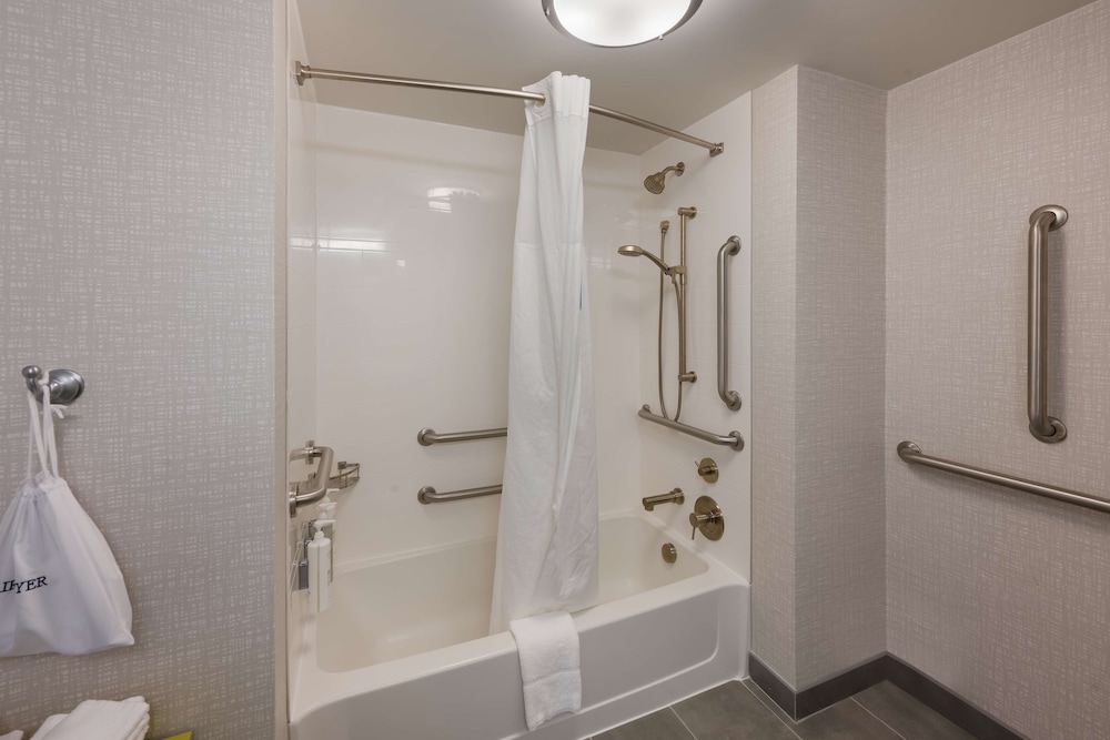 Room, 1 King Bed, Accessible, Bathtub (Mobility & Hearing) - Photo 5