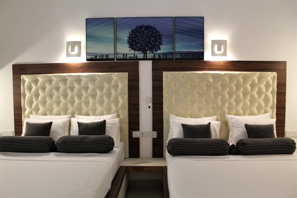 Deluxe Suite, Multiple Beds, Smoking, Mountain View photo 2