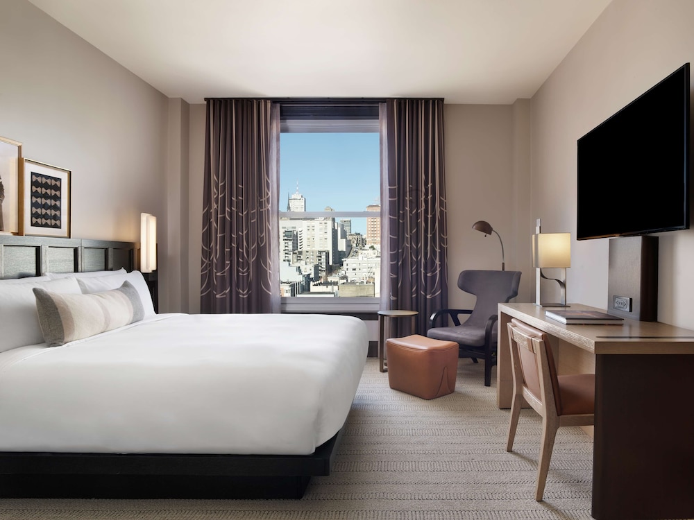 Room, 1 King Bed, Accessible, City View (Hearing) - Photo 5