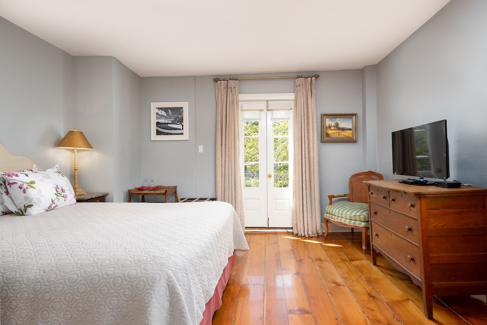 Superior Room, 1 Queen Bed, Balcony, Lake View photo 2