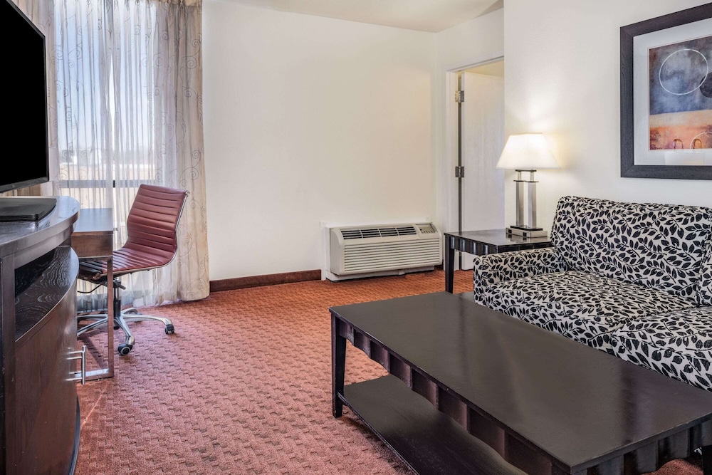 Junior Suite, 1 King Bed, Non Smoking photo 2