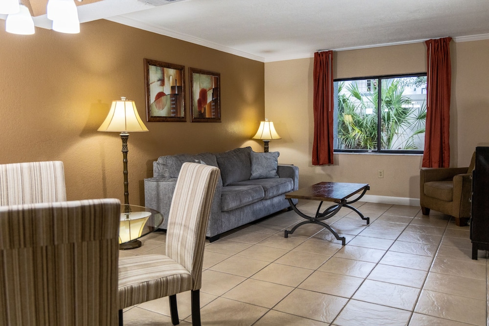 Suite, 2 Bedrooms - Photo 8