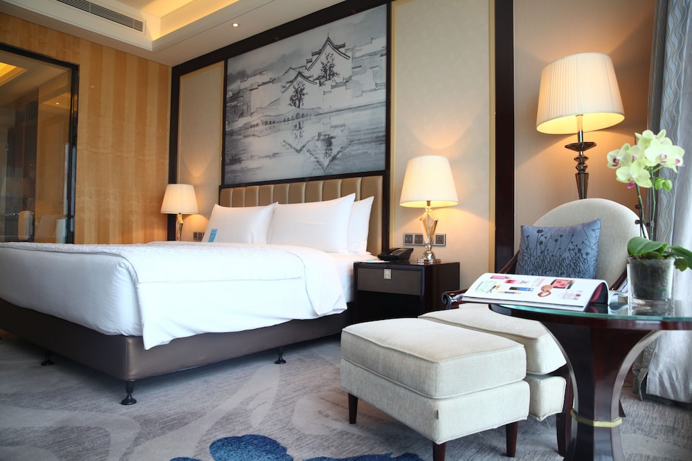 1 King Bed, City View, High Floor photo 3