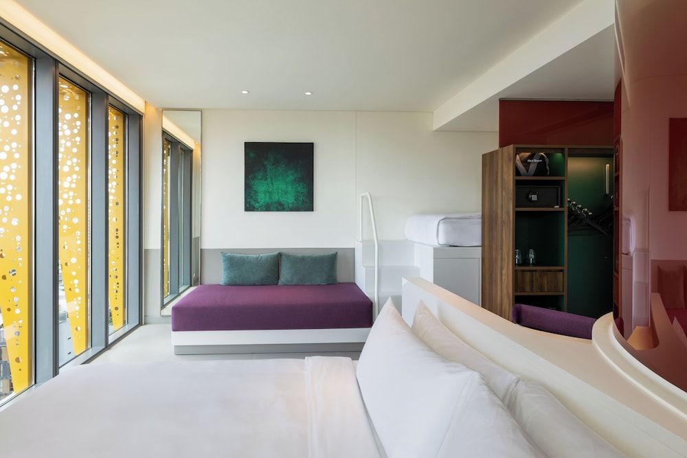 Deluxe Room, 1 King Bed, City View photo 1