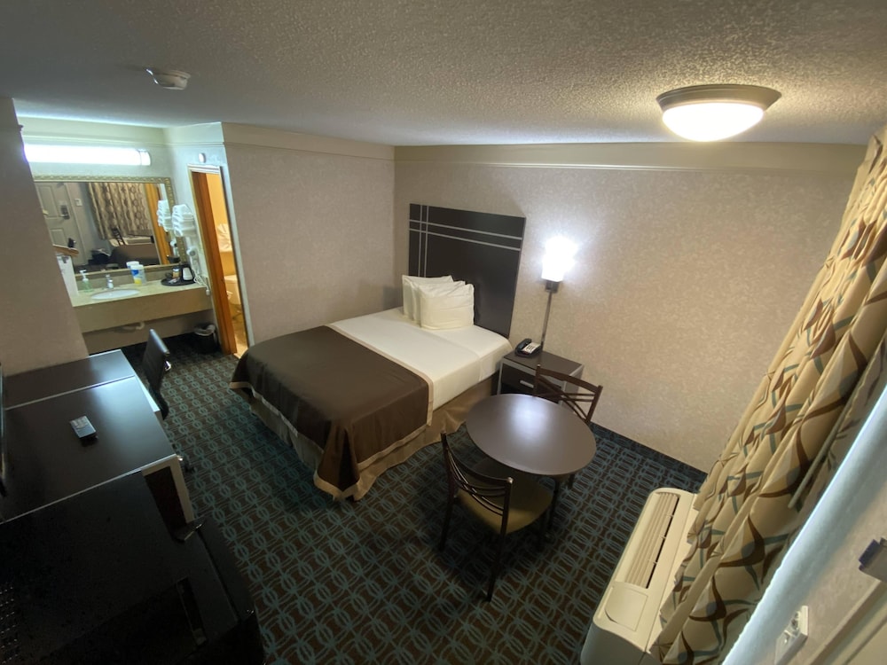 Standard Room, 1 Queen Bed, Smoking photo 2